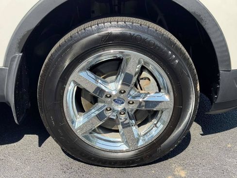 Used 2018 Ford Explorer XLT w/ Equipment Group 202A FWD image 28