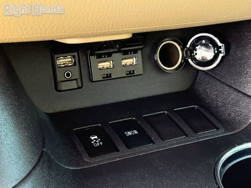 Used 2019 Toyota Highlander XLE FWD image 24