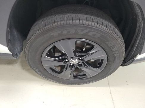 Used 2024 Toyota RAV4 XLE AWD/4WD image 37
