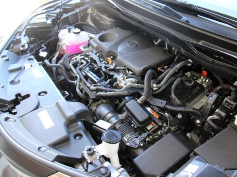 Used 2024 Toyota Sienna LE w/ LE Plus Package FWD image 36