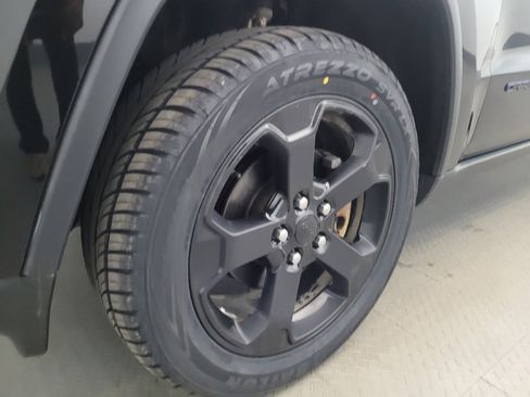 Used 2019 Jeep Grand Cherokee Laredo AWD/4WD image 31