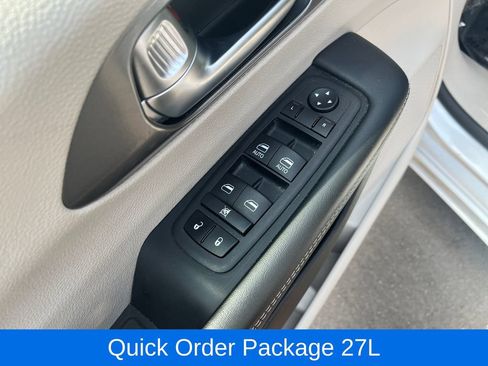 Used 2023 Chrysler Pacifica Touring-L FWD image 12
