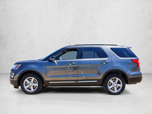Used 2017 Ford Explorer XLT w/ Equipment Group 201A AWD/4WD image 8