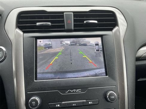 Used 2019 Ford Fusion SE image 18