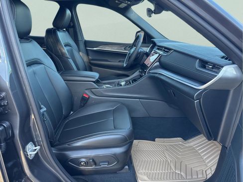 Certified 2025 Jeep Grand Cherokee Limited w/ Black Appearance Package image 27