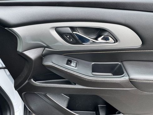 Used 2021 Chevrolet Traverse LS image 21