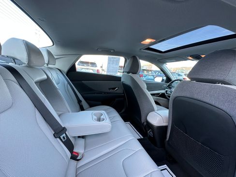 Used 2024 Hyundai Elantra Limited image 13