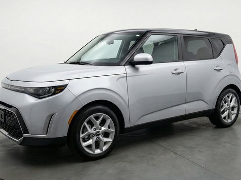 Used 2025 Kia Soul LX w/ LX Technology Package FWD image 3