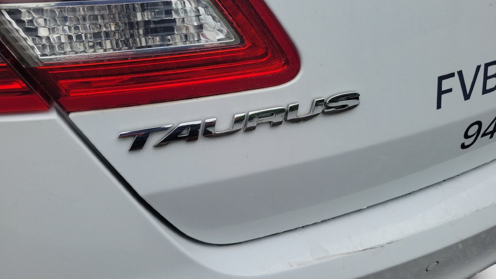 Used 2015 Ford Taurus SEL FWD image 10
