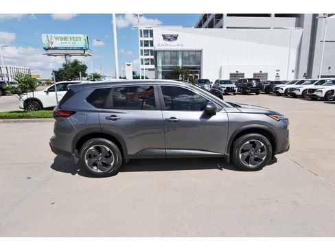 Used 2024 Nissan Rogue SV w/ SV Premium Package image 7