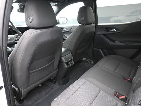 Used 2025 Chevrolet Equinox LT image 2