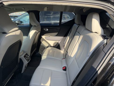 Certified 2023 Volvo XC40 B5 Plus w/ Climate Package image 29