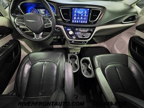 Used 2019 Chrysler Pacifica Touring-L FWD image 2