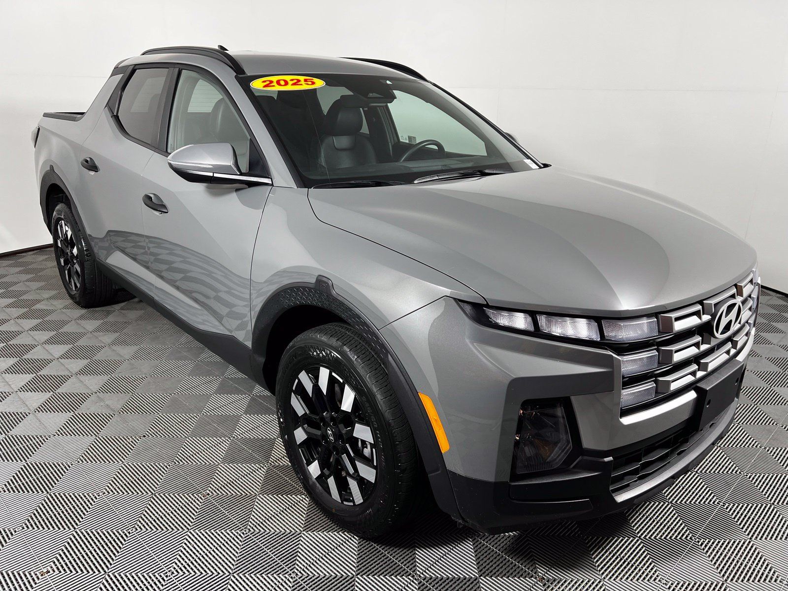 Used 2025 Hyundai Santa Cruz SEL FWD image 3