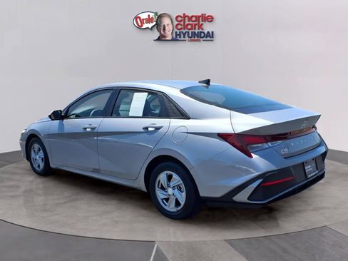 Certified 2025 Hyundai Elantra SE w/ Cargo Package FWD image 3