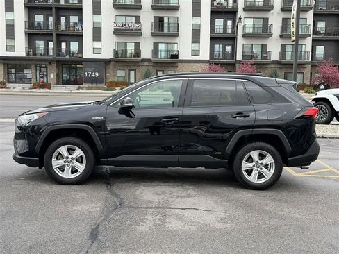 Used 2021 Toyota RAV4 XLE w/ Convenience Package AWD/4WD image 4