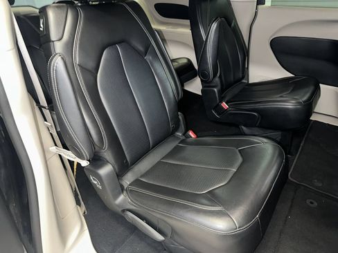 Used 2024 Chrysler Pacifica Touring-L FWD image 26