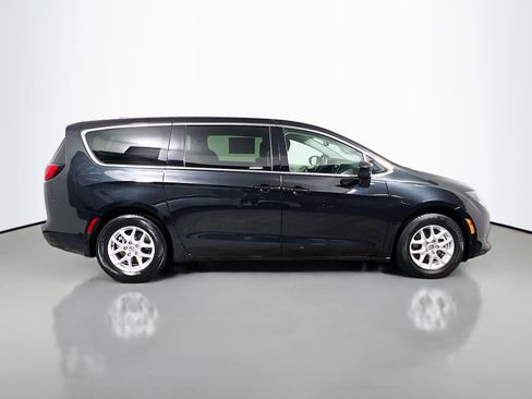 Used 2023 Chrysler Voyager LX image 3