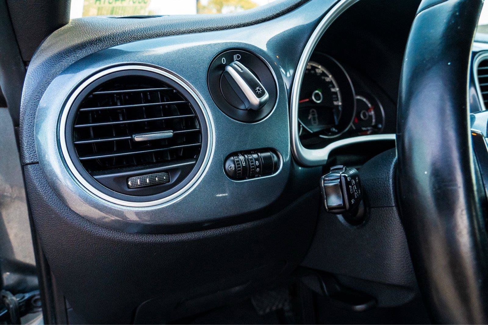 Used 2018 Volkswagen Beetle 2.0T FWD image 10
