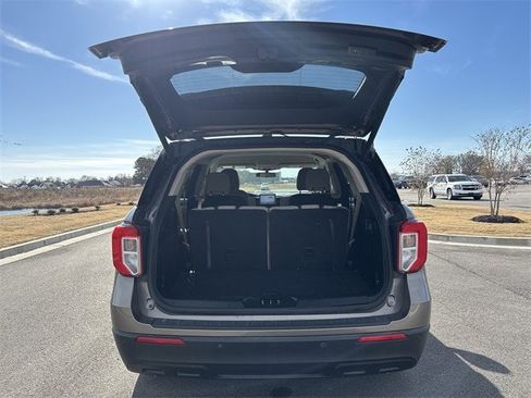 Used 2021 Ford Explorer XLT image 16