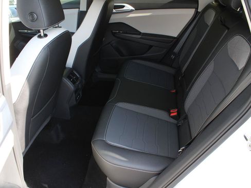 Used 2026 Volkswagen Taos SE AWD/4WD image 17