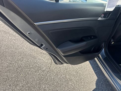 Used 2017 Hyundai Elantra Limited w/ Limited Tech Package 08 image 20