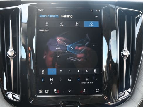 Used 2025 Volvo XC60 B5 Plus image 32