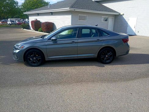 Used 2023 Volkswagen Jetta SE w/ Panoramic Sunroof Package image 2