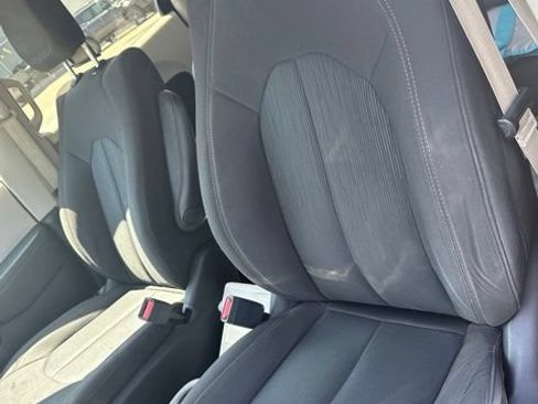 Used 2017 Chrysler Pacifica Touring w/ Tire & Wheel Group FWD image 11