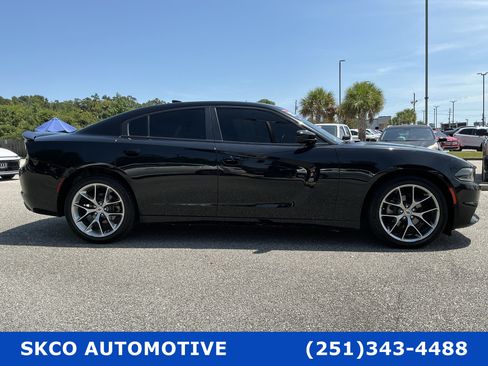 Used 2022 Dodge Charger SXT w/ Plus Group RWD image 6