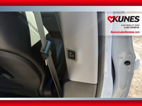 Used 2024 Chrysler Pacifica Select image 19