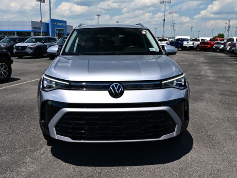Used 2025 Volkswagen Taos SEL AWD/4WD image 3