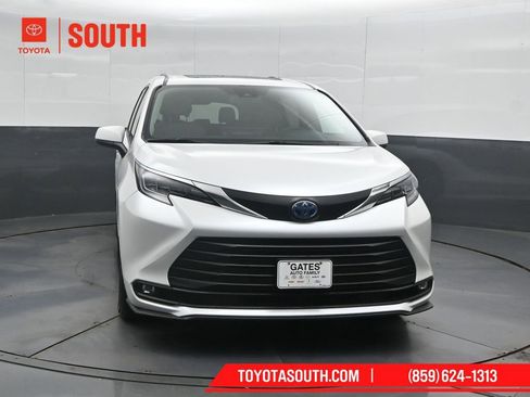 Used 2025 Toyota Sienna XLE FWD image 5