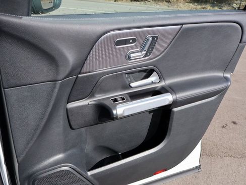 Used 2023 Mercedes-Benz GLB 250 4MATIC image 11