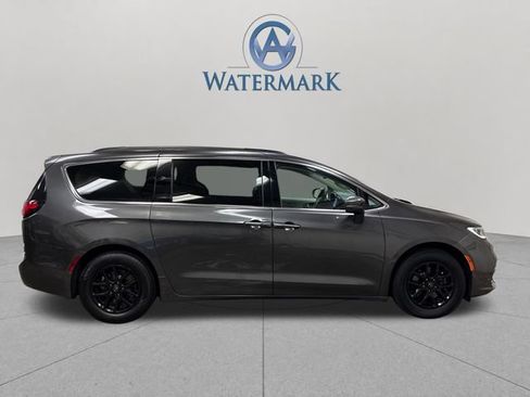 Used 2022 Chrysler Pacifica Touring-L FWD image 7