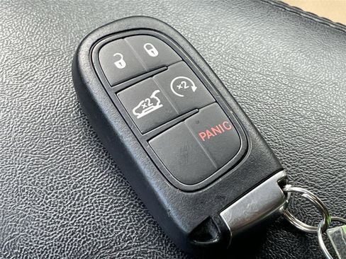 Used 2016 Jeep Cherokee Latitude w/ Comfort/Convenience Group AWD/4WD image 26