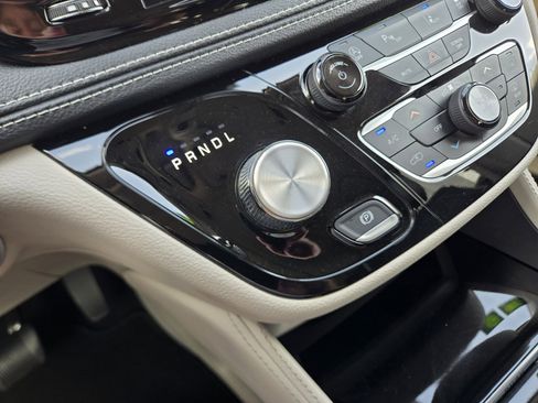 Used 2023 Chrysler Pacifica Limited image 16