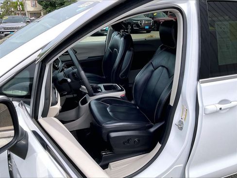 Used 2023 Chrysler Pacifica Touring-L FWD image 10