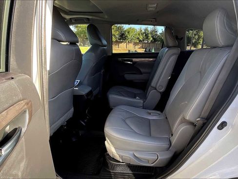 Used 2022 Toyota Highlander Limited image 29