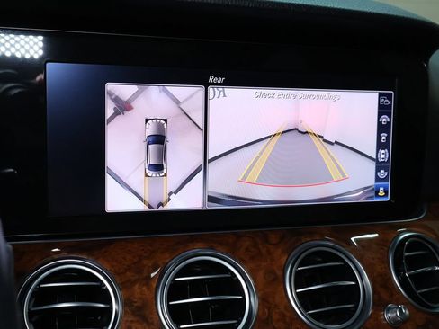 Used 2019 Mercedes-Benz E 300 4MATIC image 32