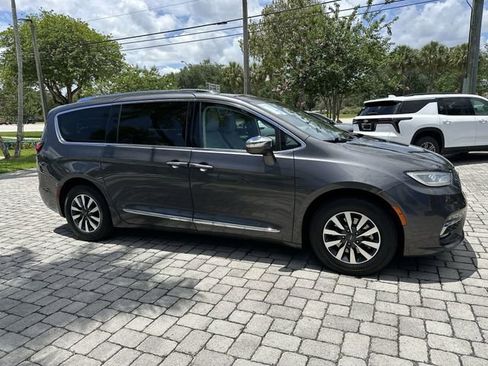 Used 2021 Chrysler Pacifica Limited w/ Uconnect Theater Family Group FWD image 31