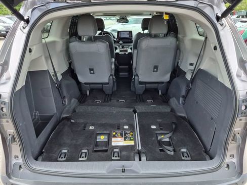 Used 2024 Toyota Sienna XLE FWD image 30