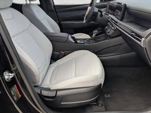 Used 2025 Hyundai Santa Cruz SE image 19