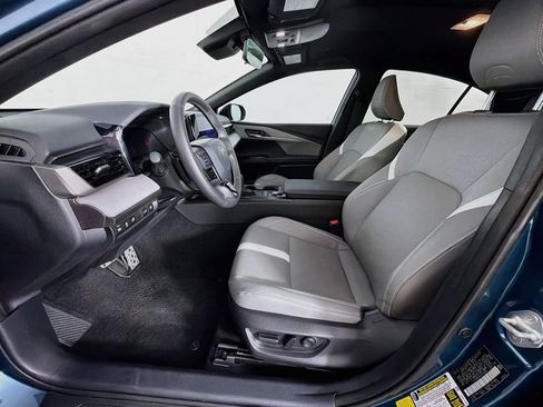 Used 2025 Toyota Camry SE FWD image 12