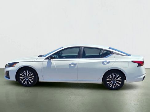 Used 2025 Nissan Altima 2.5 SV FWD image 3