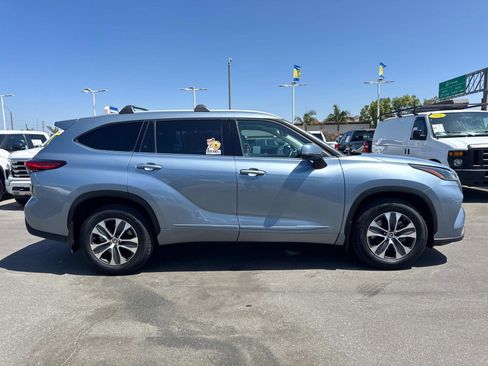 Used 2022 Toyota Highlander XLE image 4