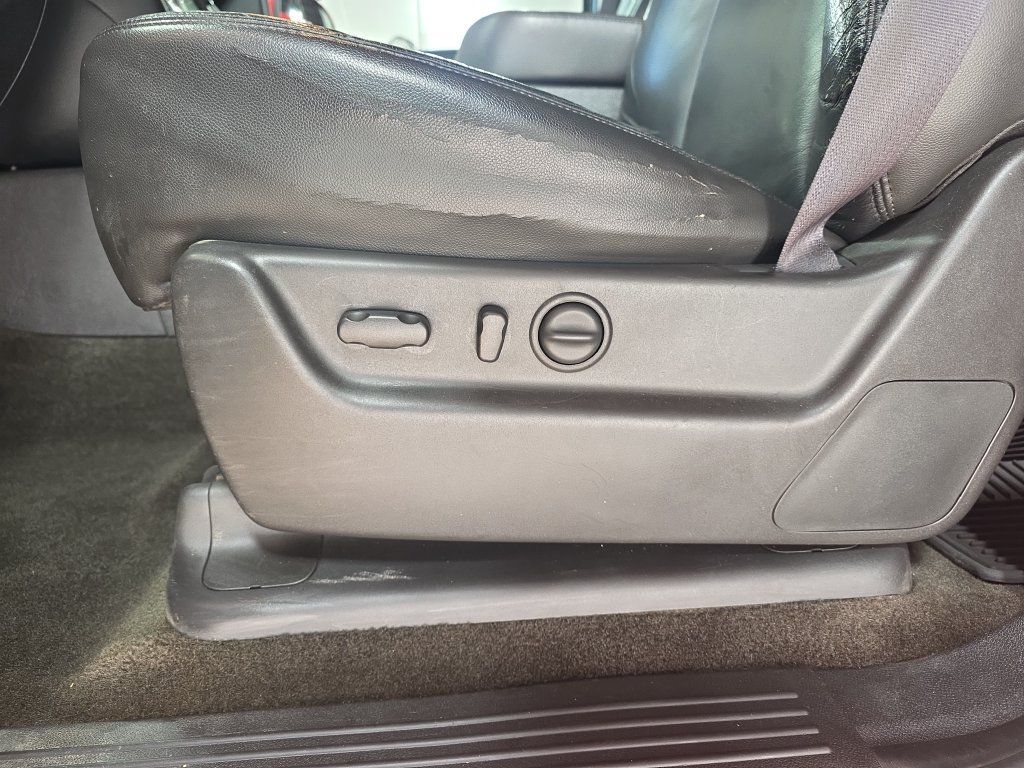 Used 2011 Chevrolet Avalanche LT AWD/4WD image 28