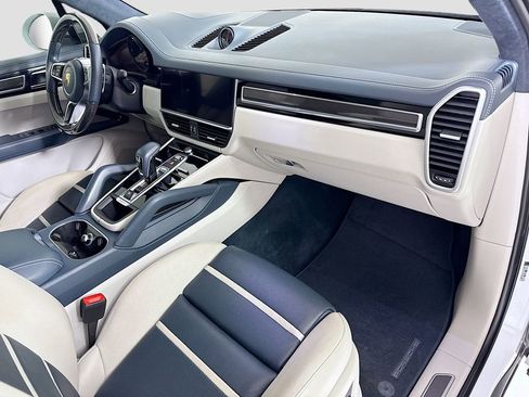 Used 2022 Porsche Cayenne AWD/4WD image 17