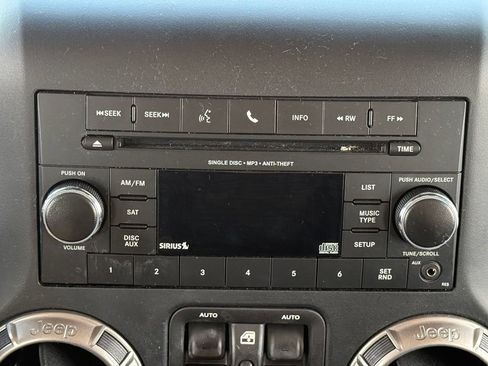 Used 2018 Jeep Wrangler Unlimited Sahara AWD/4WD image 18
