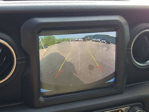 Used 2018 Jeep Wrangler Unlimited Sahara w/ Uconnect 4C Nav & Sound Group AWD/4WD image 19